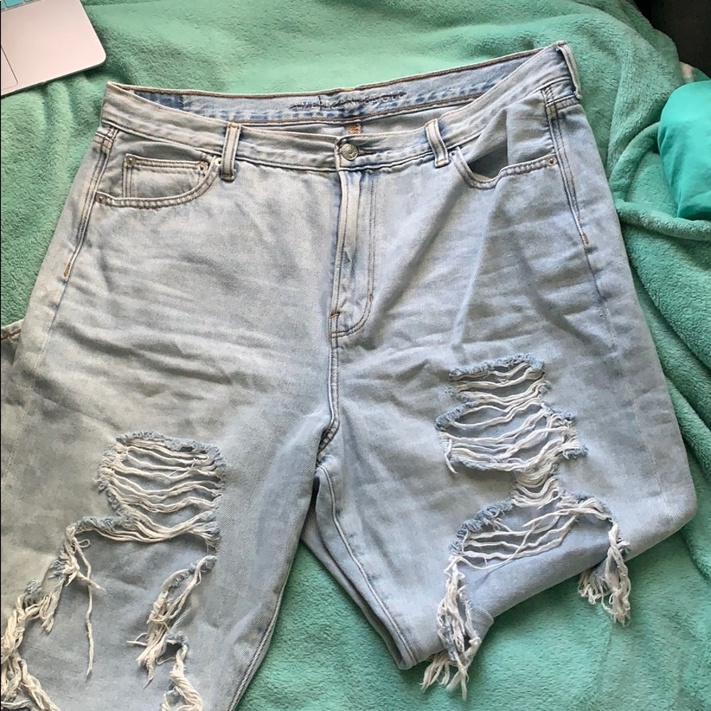NWOT American Eagle Light Wash Mom Jeans size 16